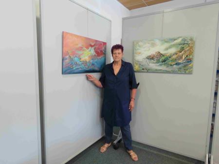 Mirjam Benigar s svojimi abstraktnimi umetninami s